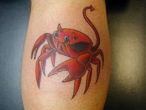 Tatuaje de un simpático cangrejo un poco diablillo, ya que como podemos observar al cangrejo se le han añadido dos pequeños cuernos en la cabeza y una laga cola que acaba en flecha, muy típica de la forma de representación de diablos, la verdad es que es un peculiar tattoo que nos parece bastante original y divertido