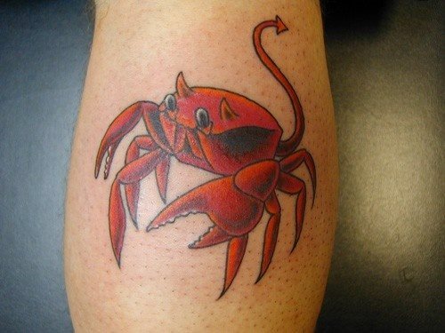 Tatuaje de un simpático cangrejo un poco diablillo, ya que como podemos observar al cangrejo se le han añadido dos pequeños cuernos en la cabeza y una laga cola que acaba en flecha, muy típica de la forma de representación de diablos, la verdad es que es un peculiar tattoo que nos parece bastante original y divertido