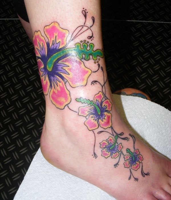 Las flores hawaianas siempre son un resultado muy acertado para tun tatuaje y en este caso, no iba a ser enos, el gran colorido de las flores y el sitio escogido para el tatto, el empeine, dan como resultado este maravilloso tatuaje, que a nosotros particularmente nos encanta y que luce fantástico