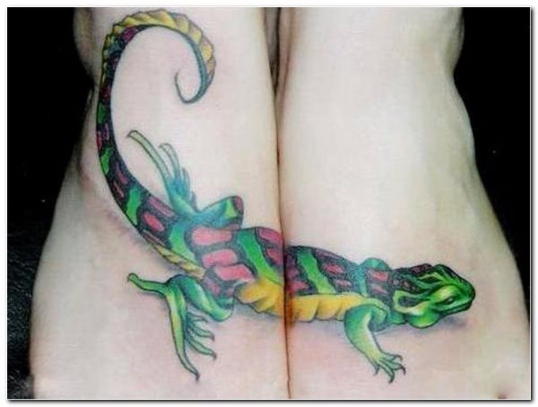 Tatuaje de reptil de los que se necesita unir los dos pies para que se vea al completo el tatuaje, es sin duda el tipo de tatuajes que más nos gustan y en este caso concreto, creemos que se ha conseguido un buen resultado por los colores y por laforma de la cola del lagarto
