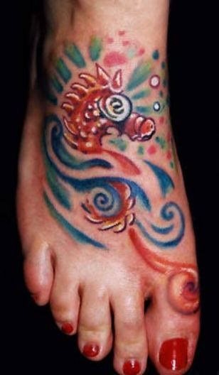 Si te encantan los caballitos de maro o si simplemente es un dibujo que transmite unos valores o alegría, aquí tienes un original diseño de caballo de mar con ojos saltones, en el que predomina los trazos para definir el agua y se han tatuado sólo algunas partes de tan simpático animal