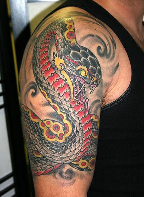 Otro tatuaje de gran colorido y expresión, como vemos es una serpiente con colores muy acertados y un fondo de sombreado de líneas curvas, ya lo hemos visto con anterioridad, pero fijaos que buen papel juegan las partes que se han dejado en blanco de las escamas, para darle un gran sentido de realismo