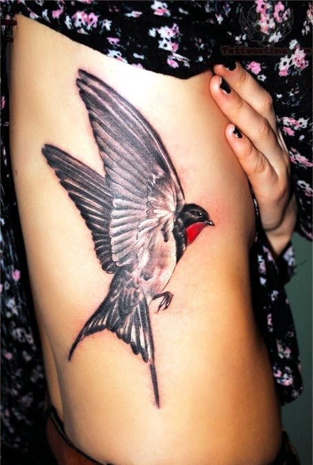 Gran ave tatuado en el costado de esta chica con unas alas espectacularmente bonitas y que el toque en rojo debajo del pico le da un aspecto fabuloso, nos gusta mucho el plumaje de este pájaro que no ha necesitado de color para convertirlo en un tatuaje espectacular