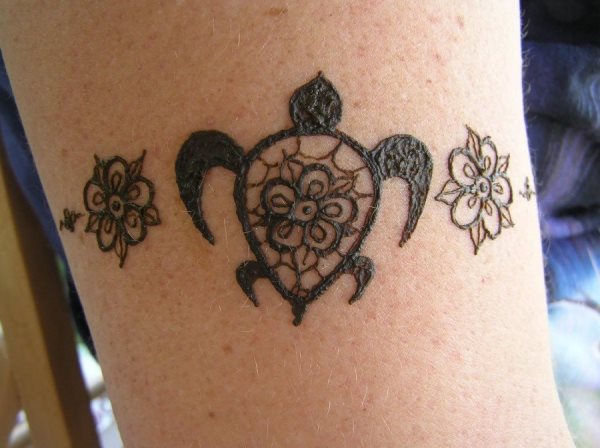 Este diseño está hecho con tinta henna, un tinte natural no permanente muy utilizado en África y Asia