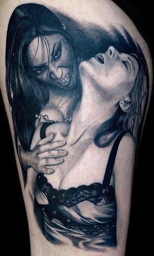 Tatuaje de una mujer que parece estar mordiendo en el cuello a la otra mujer, la cual parece estar disfrutando con tan vampírico espectáculo