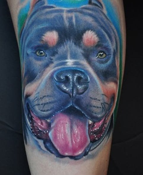 Tatuaje de un rottweiler con la lengua afuera, este perro es una raza cacina de tipo moloside originaria de Alemania, con una injusta fama de perro agresivo, cuando de sobra es conocido el buen trato que tiene este perro a las personas, sobre todo a los niños, aun así hay que tener cuidado