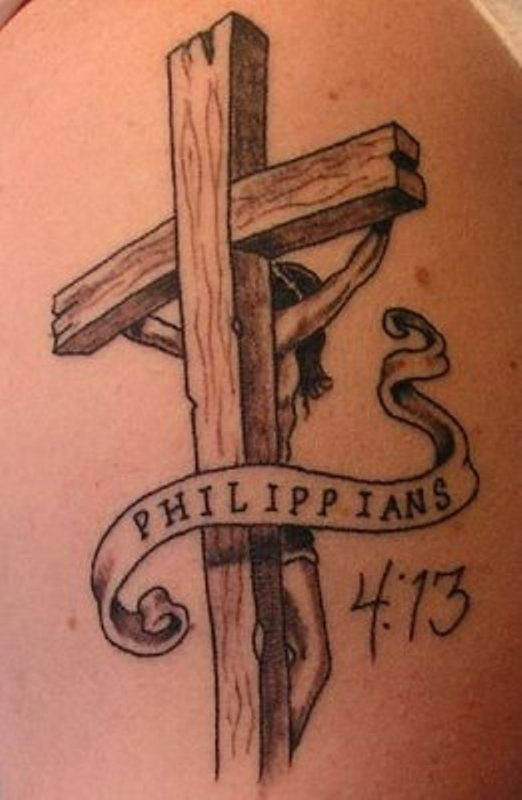 Jesús crucificado de espaldas, un tatuaje orginal de cruz ya que estamos acostumbrados a ver los tatuajes de cruces con el Señor mirando hacia fuera y sin duda, esta persona ha tenido la gran idea de tatuarlo de espaldas para hacer de su tattoo, un tatuaje diferente y super original, además lo ha querido acompañar de un nombre y los números 4:13, esta vez también los números son originales, porque parece más una hora que una fecha