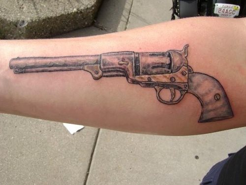 Imagen de un rifle en el antebrazo