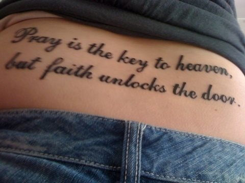 Tatuaje en la cintura que nos dice Pray in the key to heaven, but faith unlocks the door