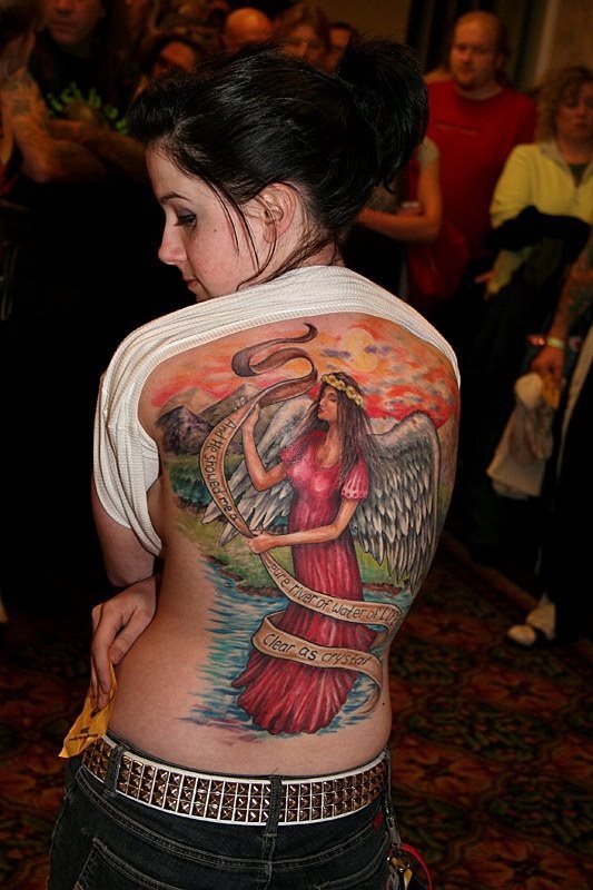 Ya os lo hemos dicho, este tatuaje es una obra de arte en la espalda, donde la espectacularidad de todos los trazos es el punto clave y si no, vean el precioso y completo fondo montañoso, desprende tanta magia como el ángel que se ha tatuado
