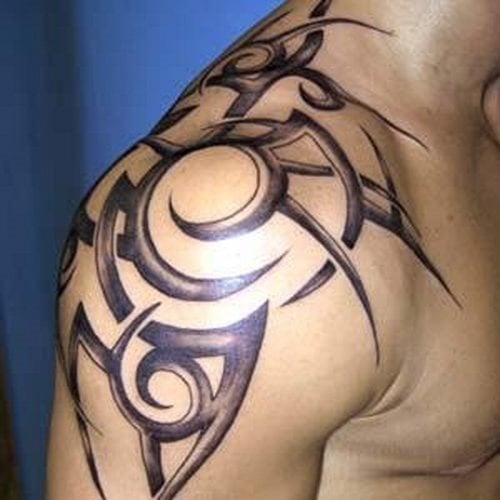 Tatuaje tribal sobre el hombro para el que se ha conseguido muy buen trazado dando con resultado un tattoo que se funde con la piel y que deja una buena silueta de los músculos