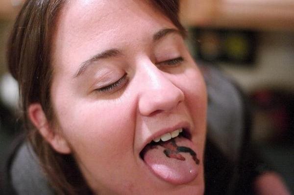 Esta chica lleva a Spiderman tatuado en su lengua