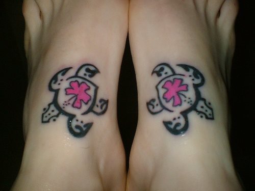 Dos tortugas simétricamente tatuadas en ambos empeines de los pies de esta chica