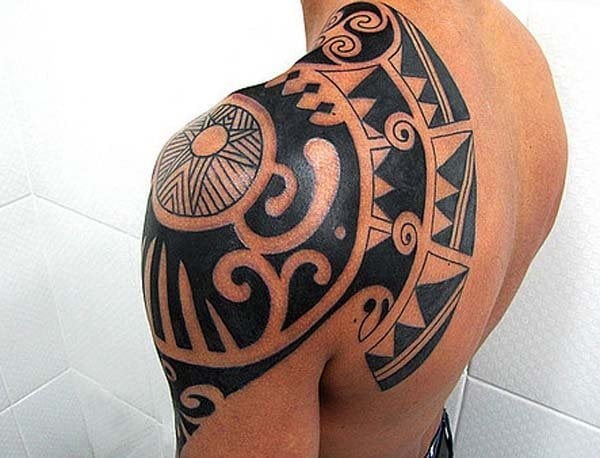 Otro tatuaje de tipo azteca que nos encanta, por su sencillez, ya que como podemos observar, hay pocos dibujos, pero sin duda ha quedado un espectacular tattoo gracias a la forma que se le ha dado y a las partes en las que se ha tatuado