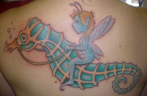 Tattoo de un handa cabalgando sobre un caballito de mar