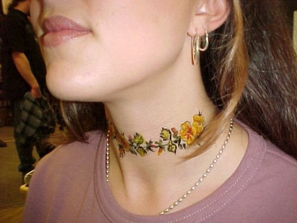 Esta chica lleva una colorida rama de flores en tonos amarillos a modo de collar alrededor del cuello