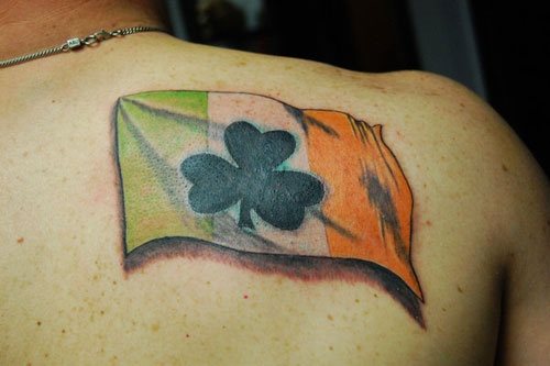 Diseo de la bandera de Irlanda con un trbol en el centro