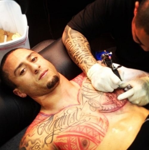 Aquí vemos en esta imagen como el hombre del que veíamos su tatuaje en el pecho anteriormente, se está tatuadno y todo el proceso que ha ido siguiendo el tattoo, sin duda un proceso que seguro ha llevado una gran elaboración