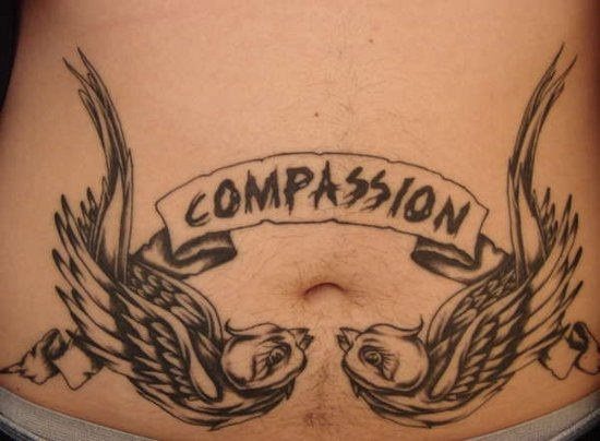 Tatuaje con letras formando la palabra Compassion