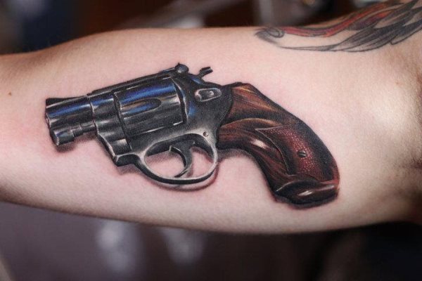 Diseo de una pistola muy real en la parte interna del brazo