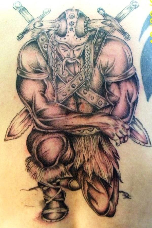 Imagen de un vikingo con caracterstica algo animalizadas por las proprociones que se pueden ver en los hombros y brazos