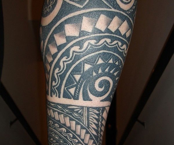 Tatuaje maori espectacular, caracterizado por la similitud de sus trazos y el color negro, sin duda una buena elección el color negro para la realización de un tattoo maori ya que destacará mejor con un simple golpe de vista todos los trazos utilizados en la composición del tattoo