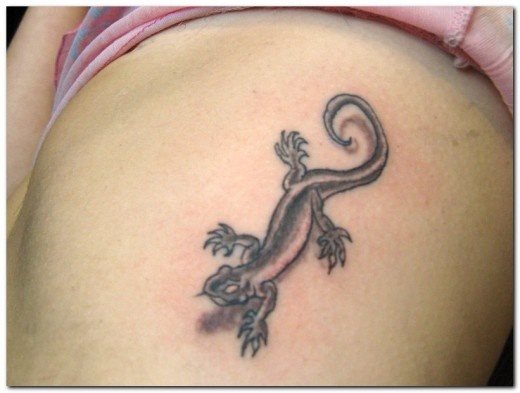 Pequeño tatuaje de un reptil que parece moverse sobre la piel de esta chica, un tatuaje muy común del que poco podemos destacar, tal vez porque nosotros nos lo hubiéramos tatuado a color e intentando conseguir unas mejores patas y garras del lagarto
