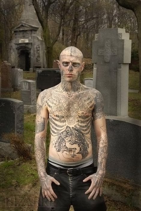 Otra imagen de un chico que se ha tatuado su torso y cara al completo