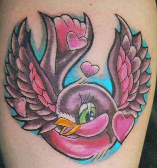 Por fin un tattoo que tiene algo especial y que incluye motivos romnticos a su alrededor