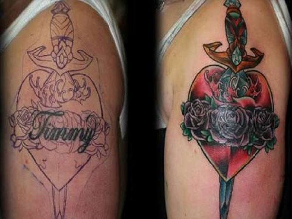 Aquí vemos el antes y el después de una persona que quería borrar la palabra que se habñia tatuado y par aello ha optado por una espada que se clava en un corazón rodeador de rosas negras, parece una persona a la que le han roto el corazón y aunque quiere olvidar a esa persona, no quiere olvidar lo que le ha hecho