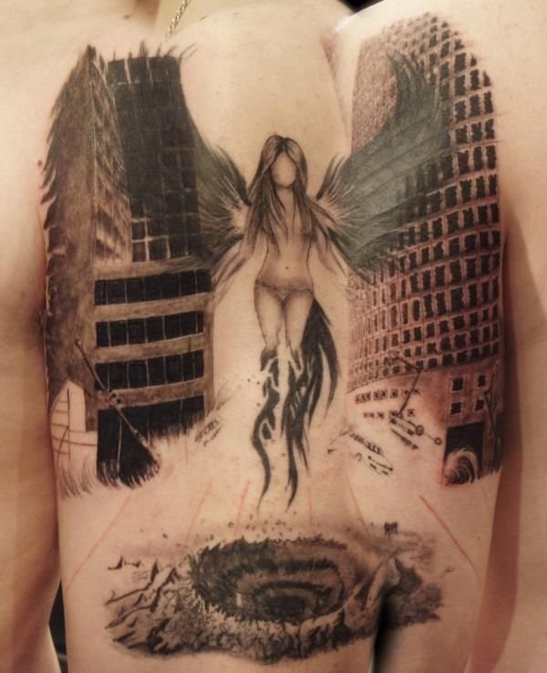 Tatuaje de un ángel en el que nos gustaría destacar lo bien que han quedado los edificios que se han diseñado detrás y donde se ha conseguido un buen acabado en las alas, al conseguir que parezcan casi transparentes, un buen trabajo el que tenemos delante