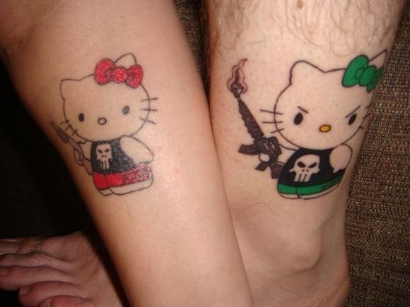 Etos fans de Hello kitty se han tatuado estos rebeldes gatitos, ella sobre su antebrazo ha colocado a la kitty con una camiseta de calavera y una escopeta, él por su parte, ha tatuado otra kitty con la misma camiseta y una metralleta de la que sale humo, además de caracterizarlo con unas cejas que indican cara de pocos amigos