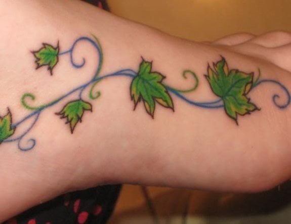Simple enredadera de hojas verdes hacen de este un tatuaje singular, a pesar de su sencillez y es que muchas veces con sólo el trazado correcto de las hojas se puede conseguir un tatuaje bonito y aquí tenemos una muestra de ellos, además los ribetes en tonos azules y verden dan aún más sensación de belleza en este tattoo