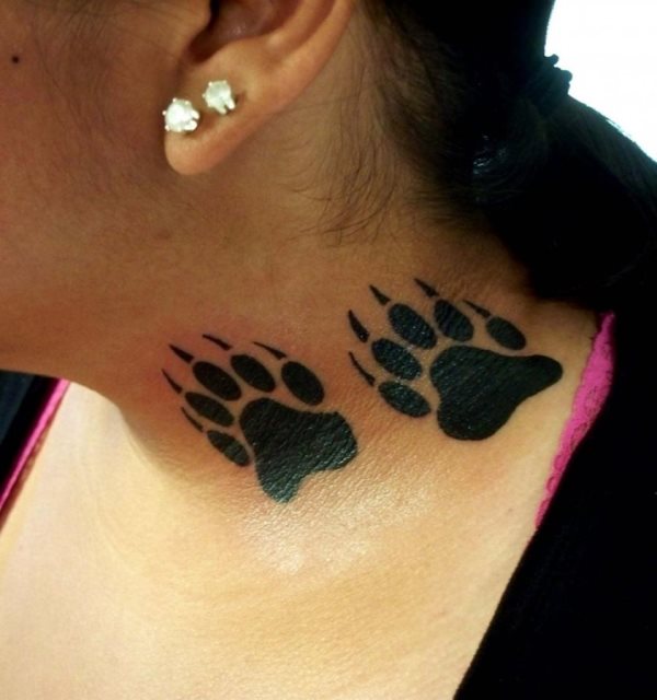 Huellas de lobo tatuadas en el cuello de esta chica