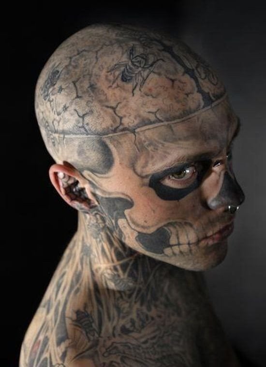 Este jven ha elegido tatuarse elementos de la calavera en su propia cara, un look atrevido que no todos estn dispuestos a tatuarse