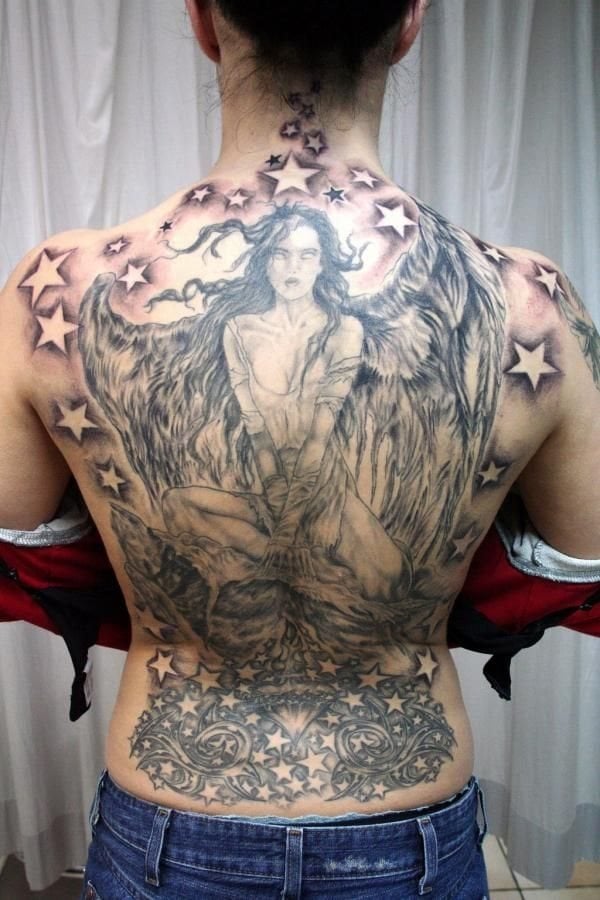 Tatuaje precioso y muy detallado de una mujer ángel que cubre toda la espalda y el cual ha sido completado por unas estrellas que rodean a todo el tatuaje, ocupándole parte del cuello, los hombros y la cintura