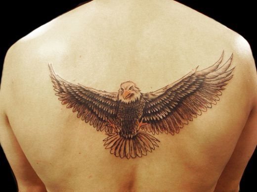 Tatuaje en el centro de la espalda de un águila de cabeza blanca y enormes alas totalmente extendidas, tal vez el tattoo no esté demasiado centrado, pero parece que ha sido así queriendo, ya que una de las alas está menos abierta que la otra