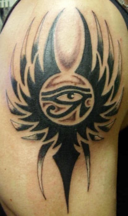 Smbolo tribal con el diseo del ojo de Horus en el centro