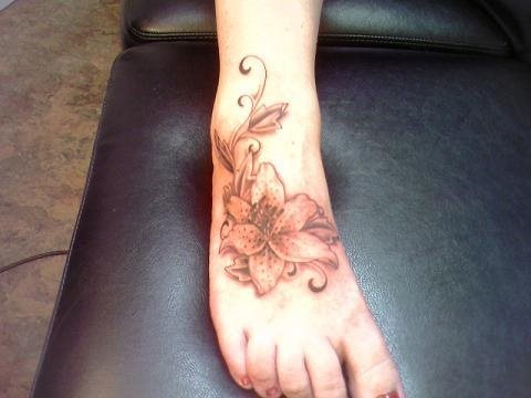 Tatuaje de una flor con sombreados y tonos marrones