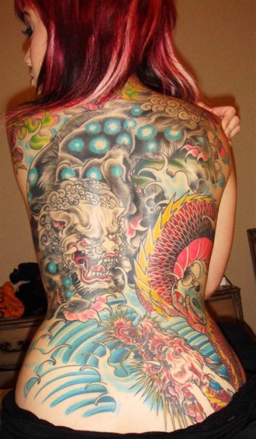 Tatuaje espectacular en la espalda de un conjunto de dibujos con infinidad de colores, que cubren toda la espalda de esta chica, un dibujo muy complejo que le dan un aspecto súper vistoso a la espalda de esta joven