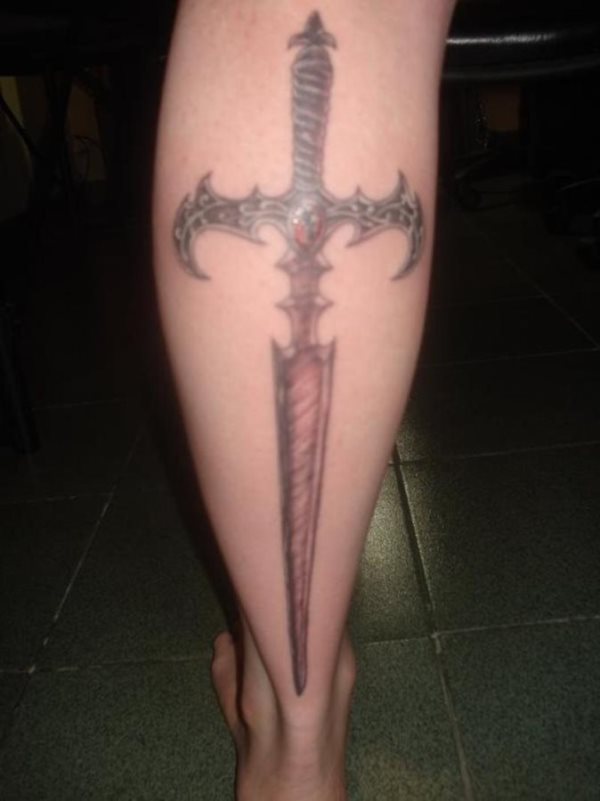 Esta espada est tatuada en el gemelo