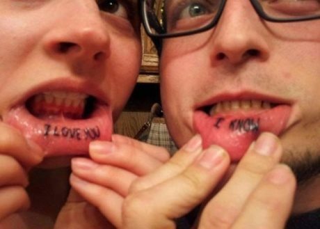 Esta pareja ha dado un paso más y se han tatuado el interior de los labios, ella se ha puesto la frase Te amo y él, seguro de ello, ha optado por tatuarse la frase 