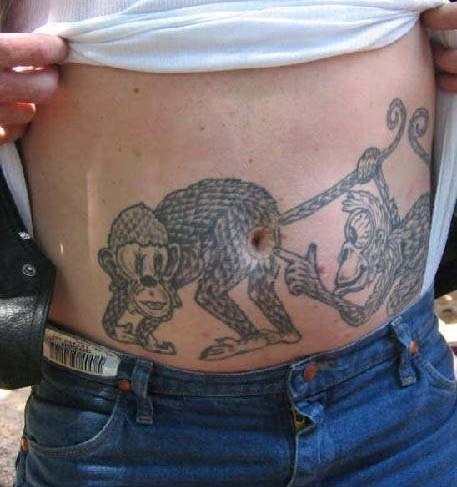 Simpático tattoo de dos monos con la originalidad que el ombligo juega un papel muy simpático en este tatuaje