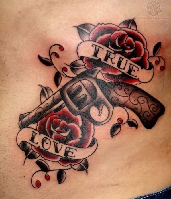 Verdadero amor es la frase que acompaa a este bonito diseo de una pistola y rosas