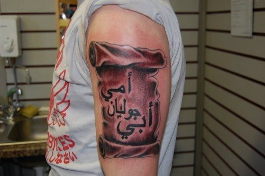 Es un pergamino de gran tamao tatuado en el brazo izquiero de un chico joven