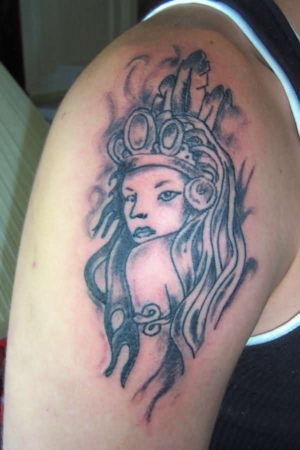 Mujer azteca tatuado en el biceps de un hombre joven