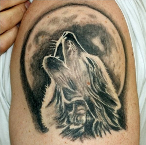 Diseo del perfil de un lobo que alla con la luna al fondo y utiliza tinta negra y blanca