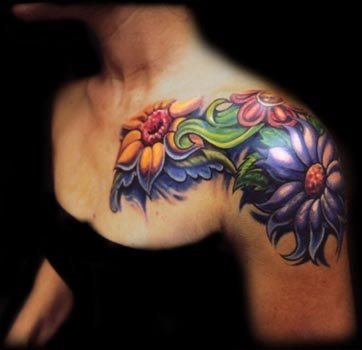 Tatuaje de vivas y coloridas flores hawaianas harán las delicias los amantes de este tipo de tatuajes, que esta chica ha tatuado en su hombro y parte del pecho