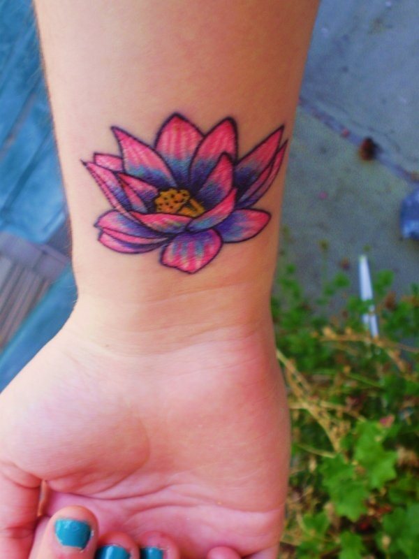 Foto de un tatuaje de una flor de color rosa y azul