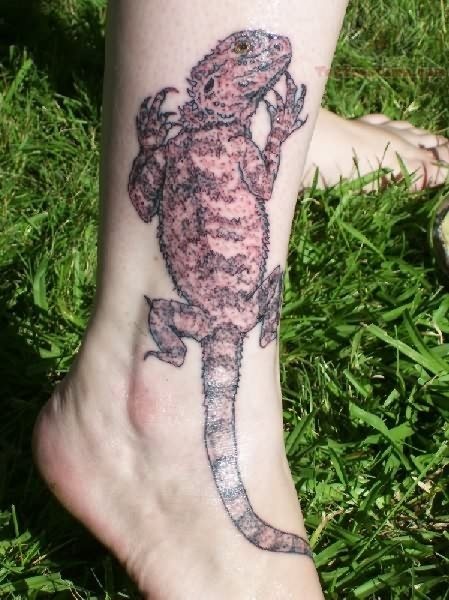 Tattoo en la pierna de un camaleón que parece estar descansando sobre la pierma del que debemos destacar la calidad conseguida gracias a los puntos que van formando el relleno y la posición en la que está el camaleón tatuado